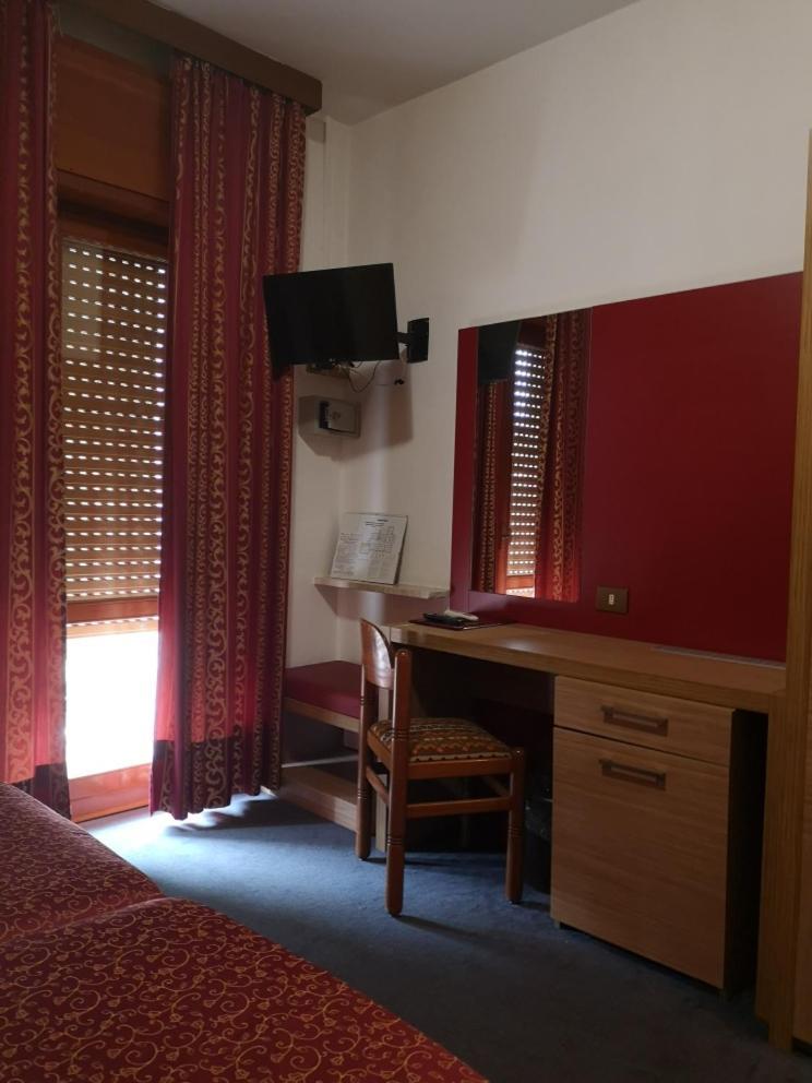 Hotel Alpi Malcesine Kamer foto