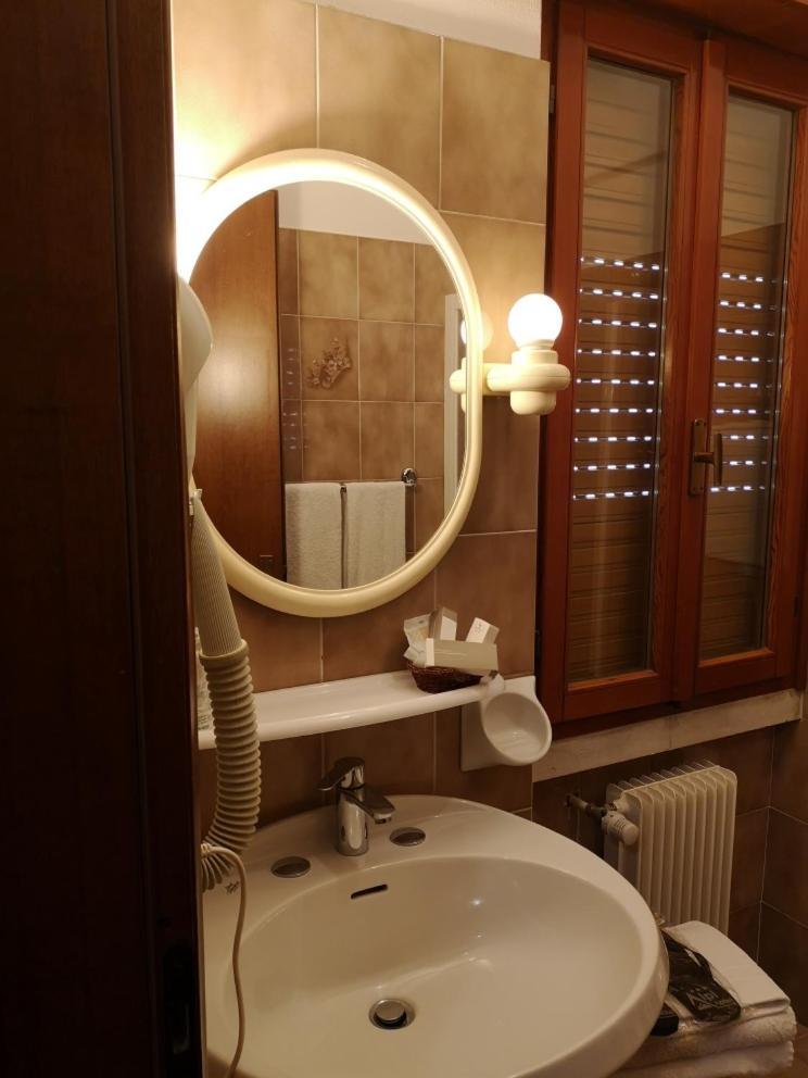 Hotel Alpi Malcesine Kamer foto